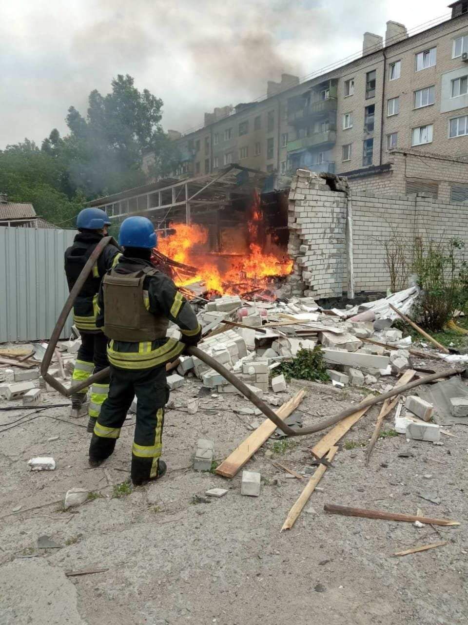 Пожарные тушили здание