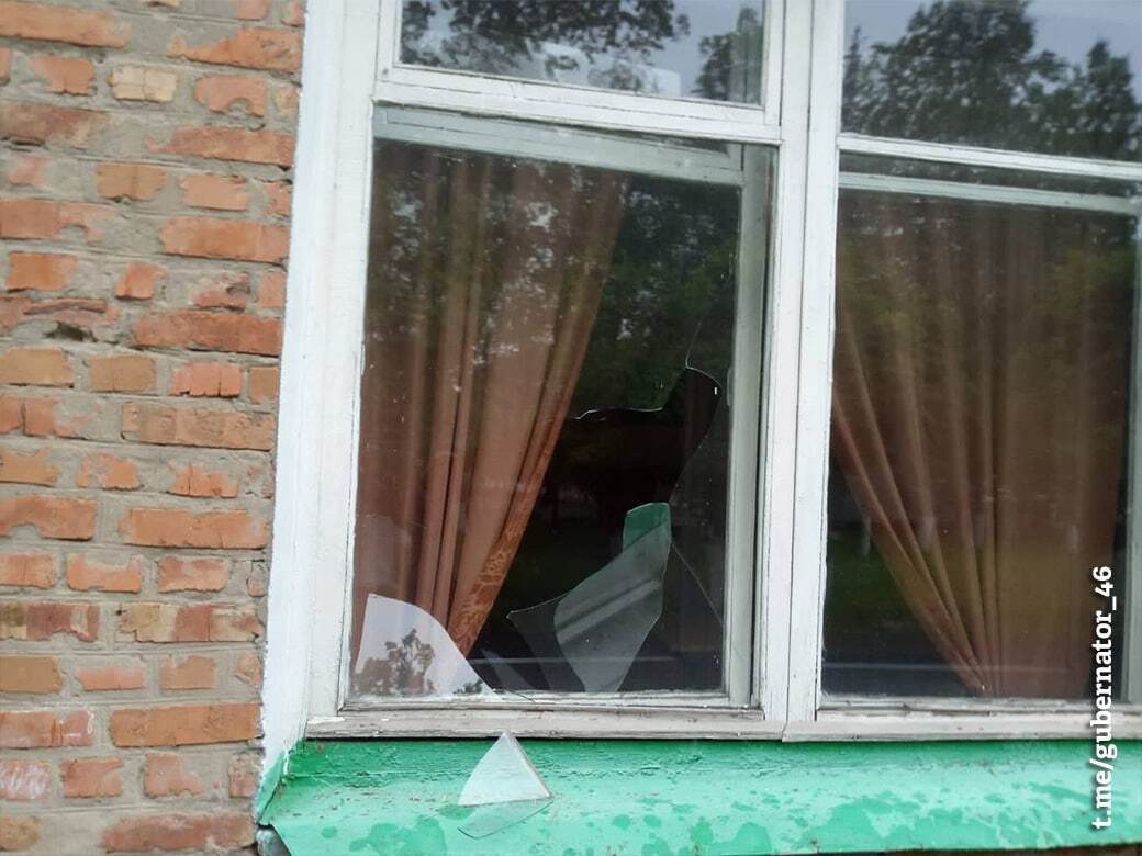 Окна пострадавшей школы