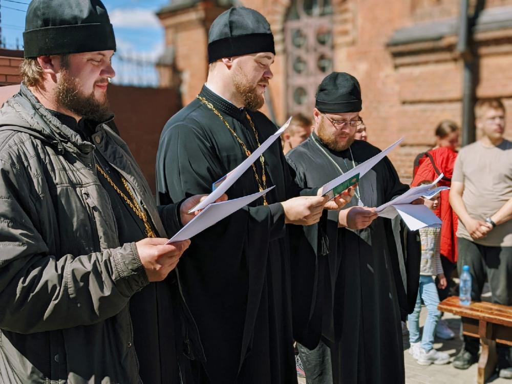 Священники РПЦ провели змагання зі збирання автоматів та метання гранат