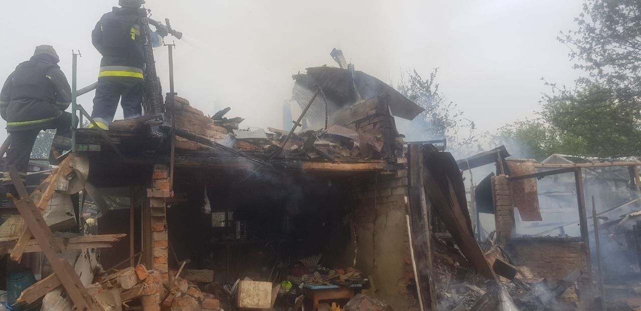 Рятувальники загасили споруду, яка спалахнула після удару ЗС РФ