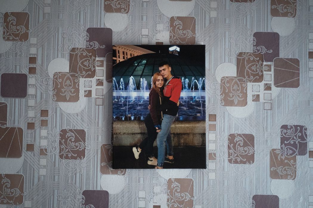 Фото Максима с любимой девушкой на стене в его доме