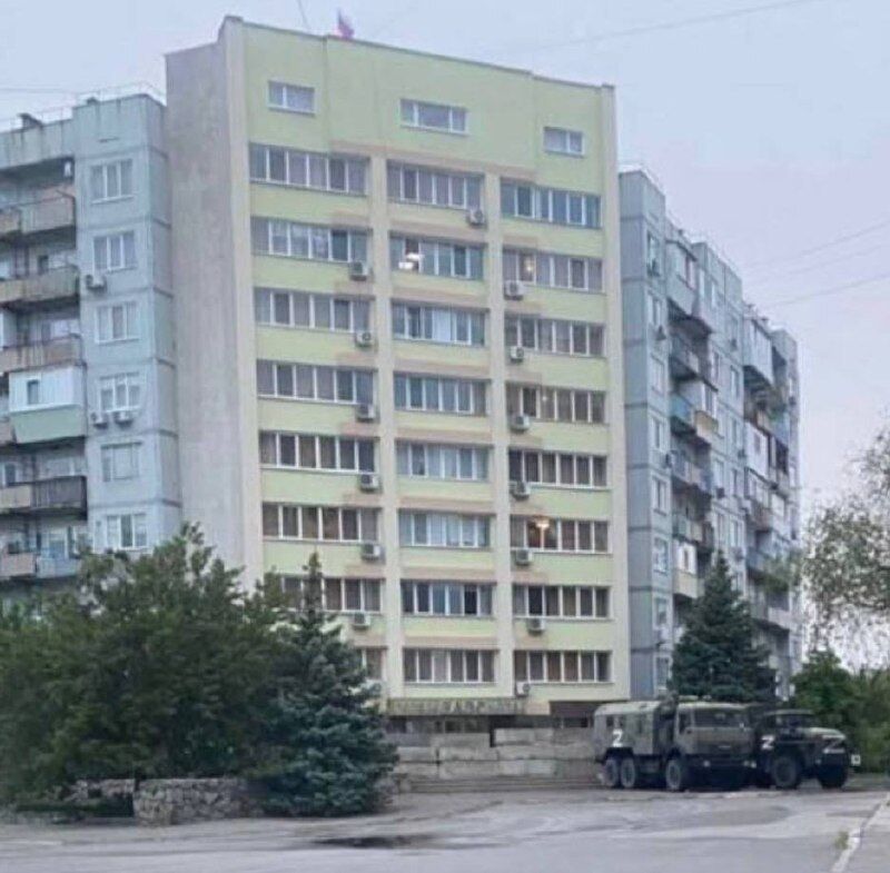 Кирпичев укрепляет отель, в котором остановился.