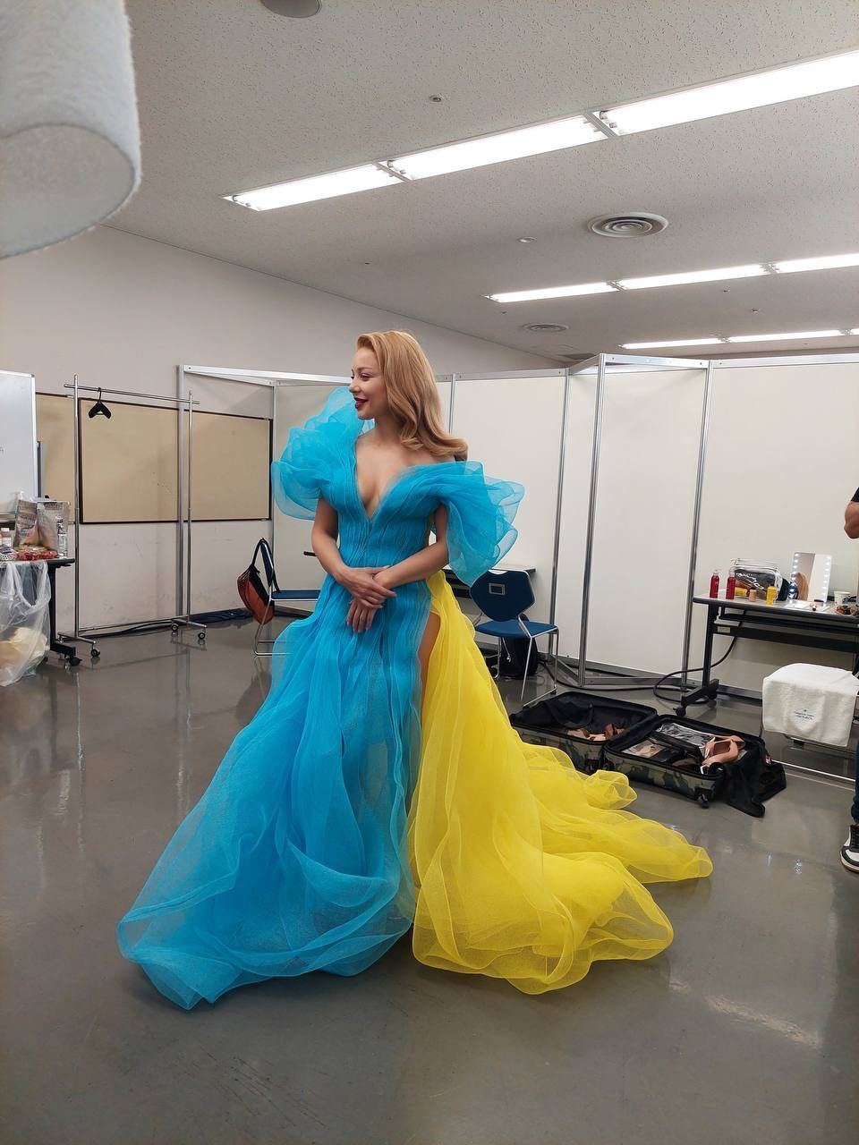 Тина Кароль в платье от украинского бренда Lever Couture