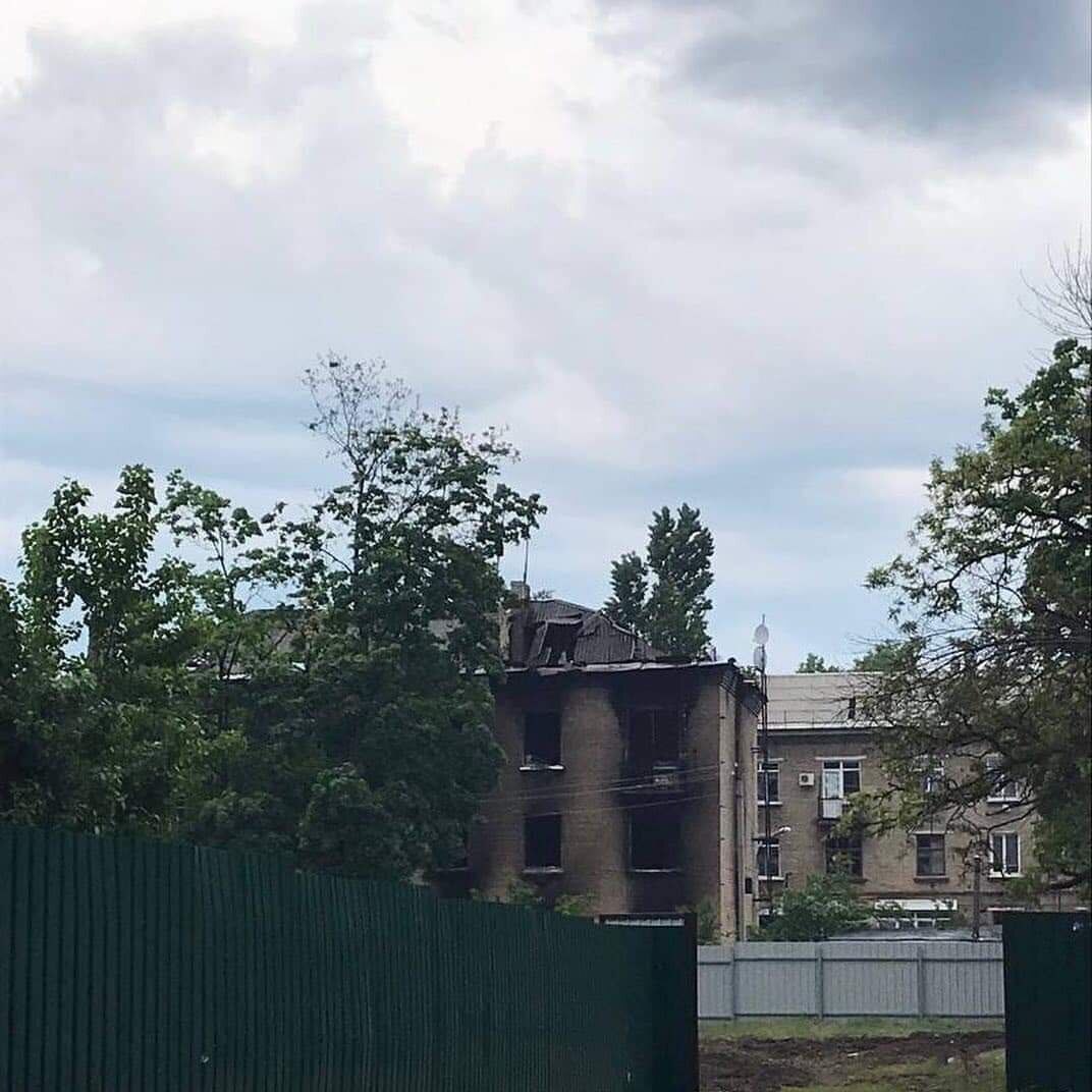 В жилом доме после обстрела был пожар
