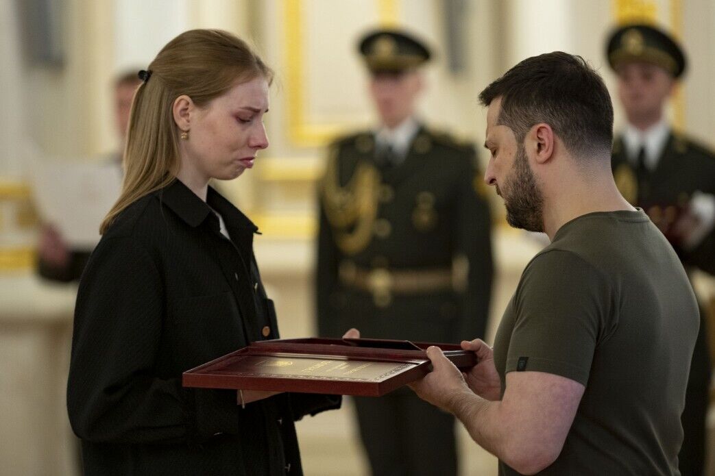 Орден не заменит мужа и отца: семьям погибших за Украину Героев вручили госнаграды. Трогательные кадры