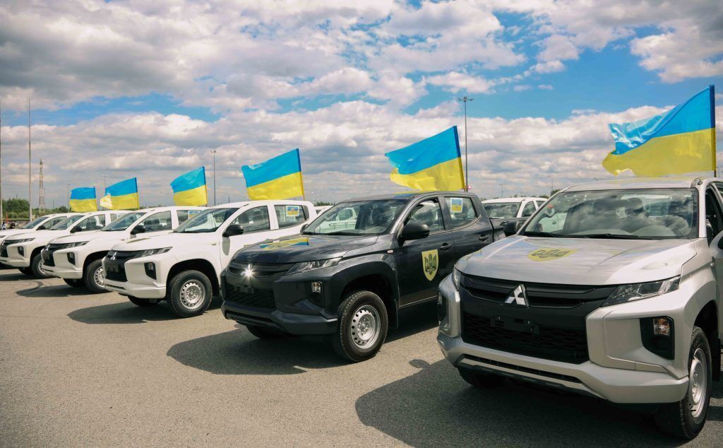 Ще 24 нових пікапи передадуть в десантно-штурмові війська, – Порошенко у Львові