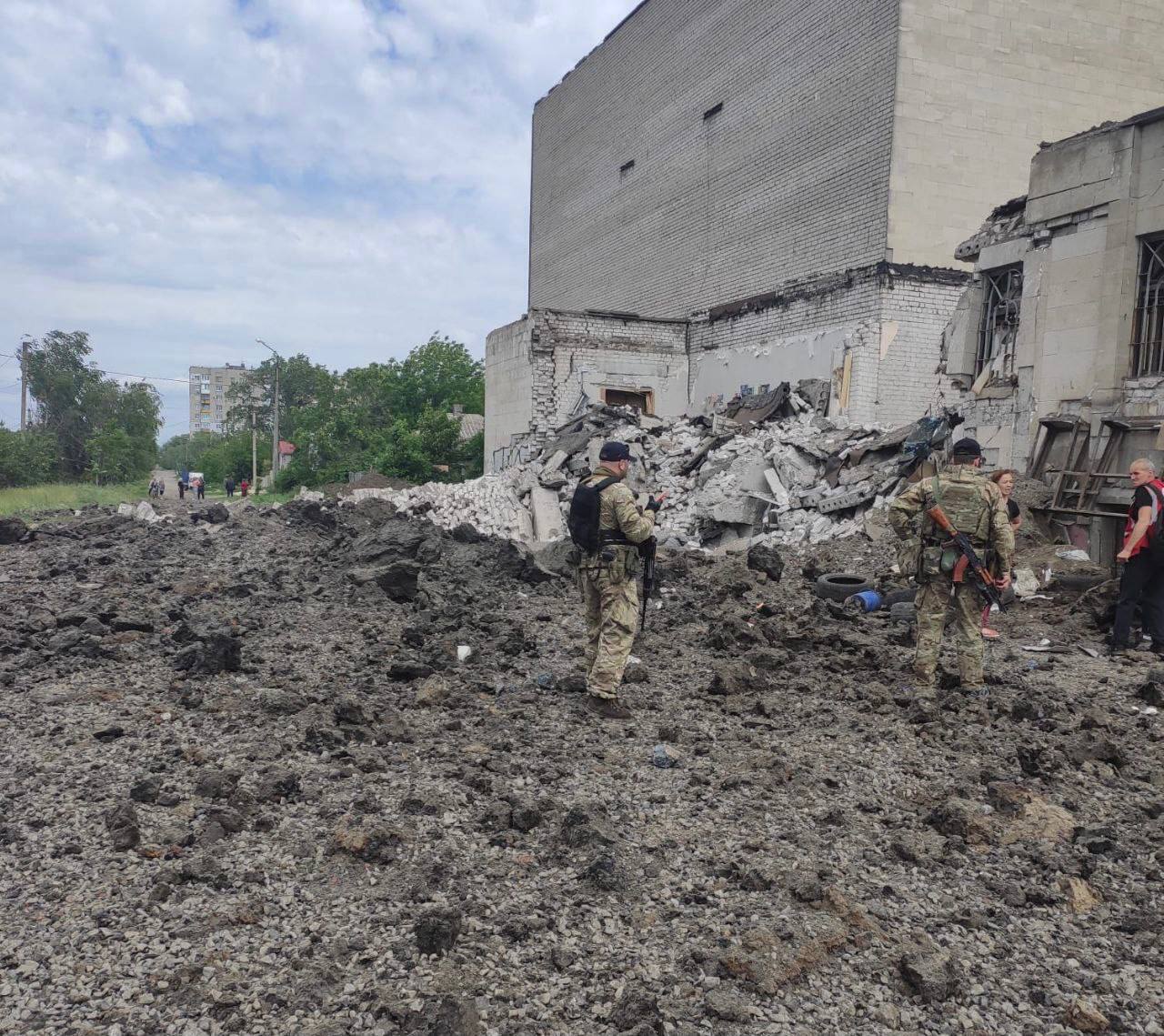Війська РФ завдали удару по кінотеатру в Лисичанську, де раніше ховалися мирні жителі. Фото і відео
