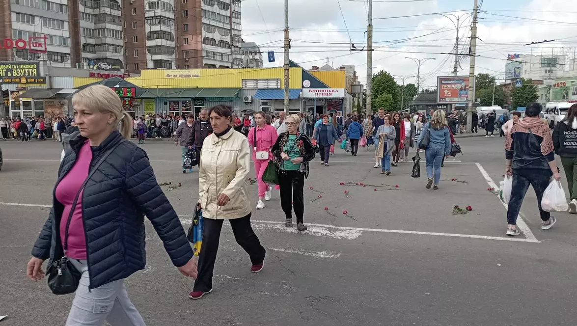 Люди встречали Героев с цветами и флагами Украины