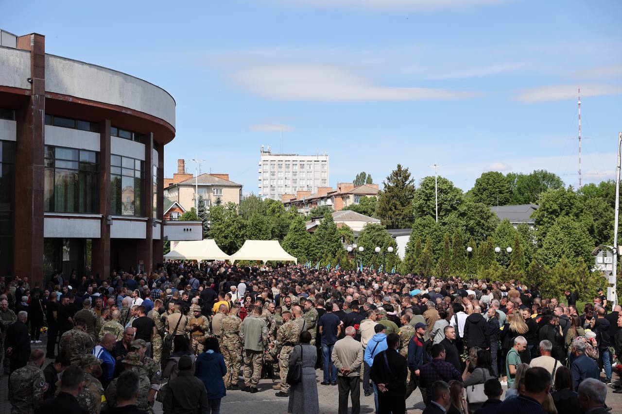 Сотни людей пришли проститься с погибшими Героями.