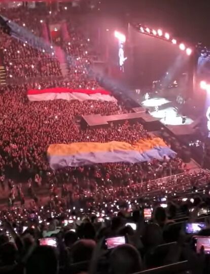 На концерте Scorpions поляки развернули огромный флаг Украины.