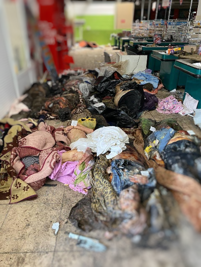 Рашисты сбрасывают тела убитых Россией мариупольцев прямо на пол одного из супермаркетов