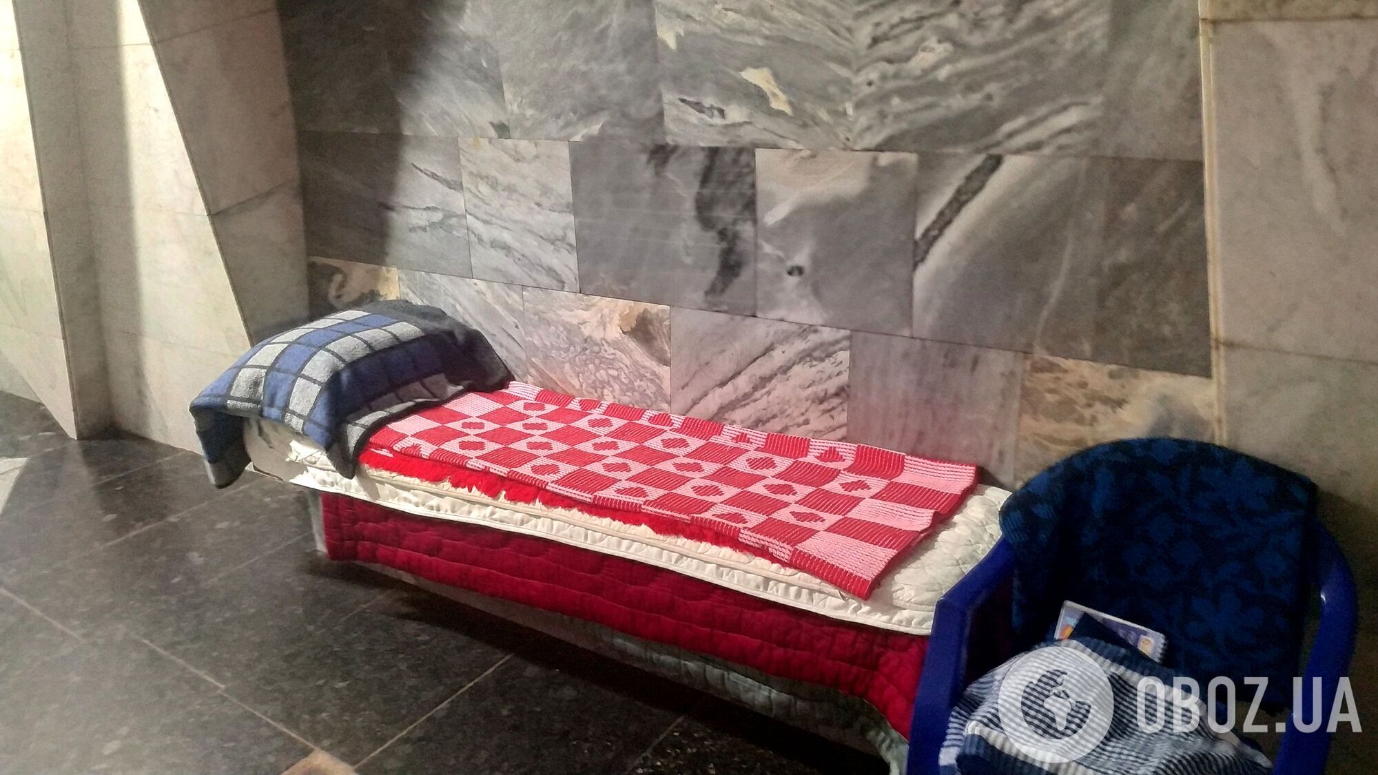 Кровать на скамейке в метро