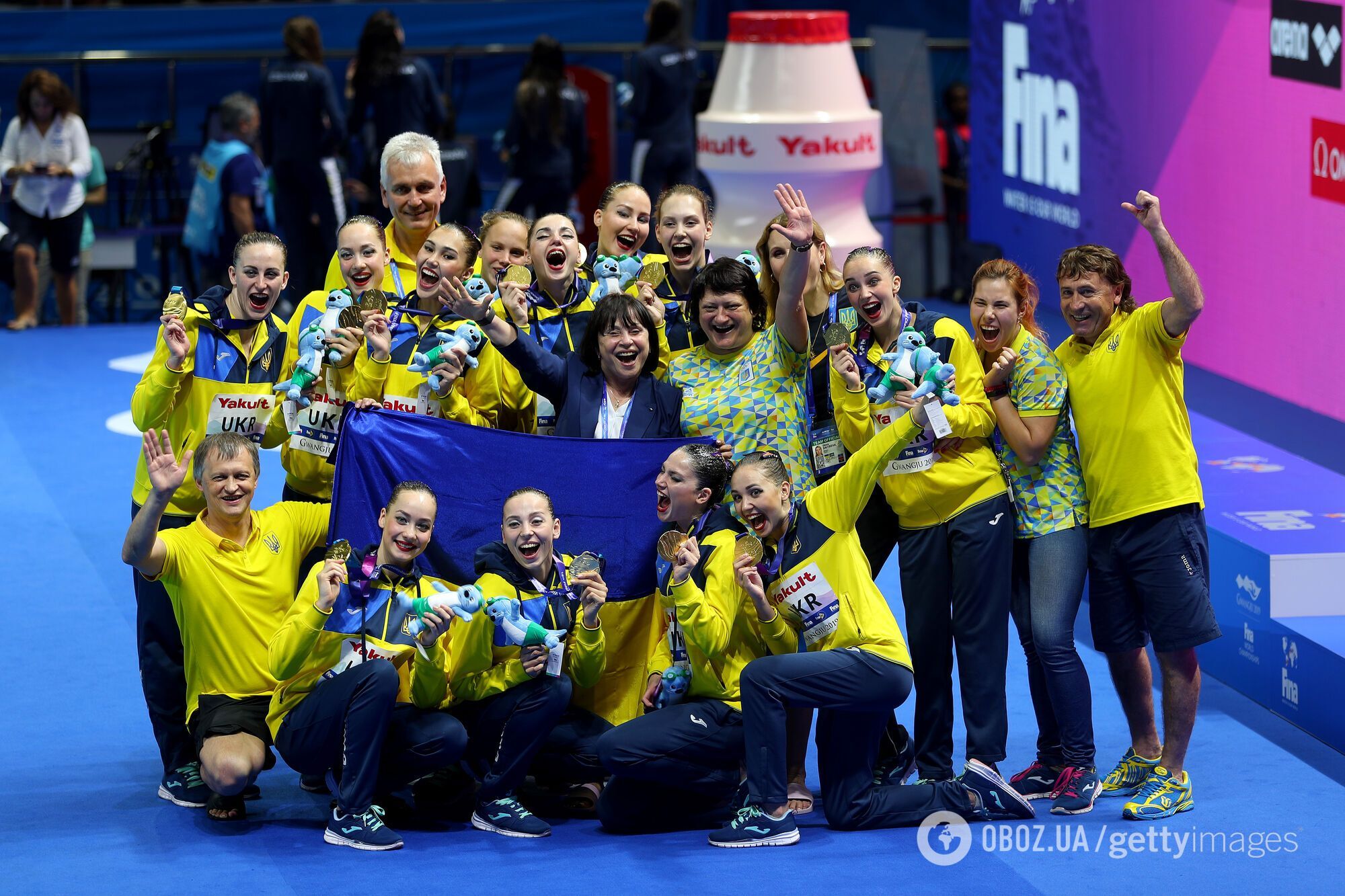 Сборная Украины по синхронному плаванию с медалями.