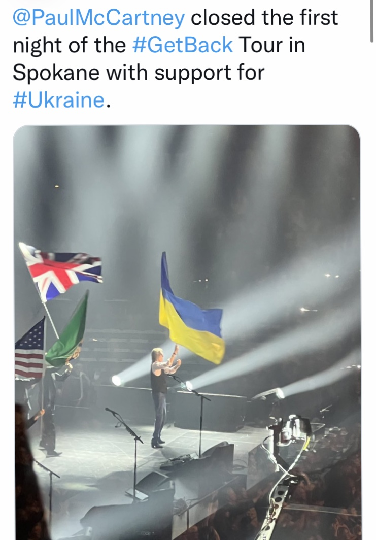 Пол Маккартни на концерте в США с флагом Украины