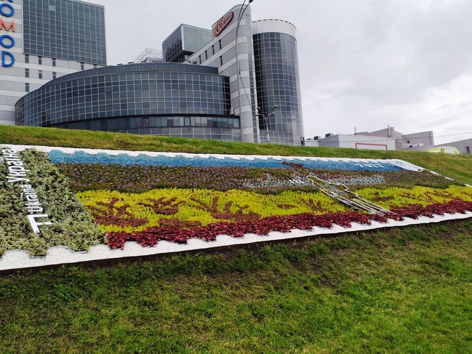 В Киеве коммунальщики создали 30 патриотических цветочных композиций