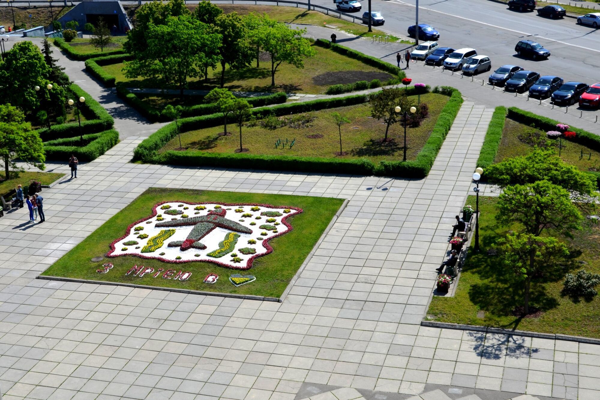 У Києві комунальники створили 30 патріотичних квіткових композицій