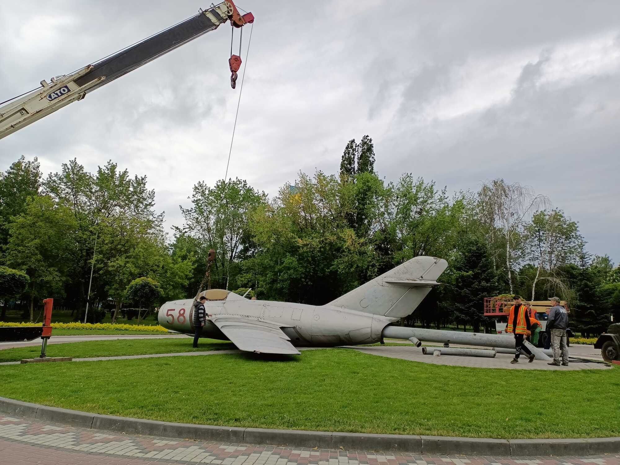 В Броварах демонтировали советский самолет.