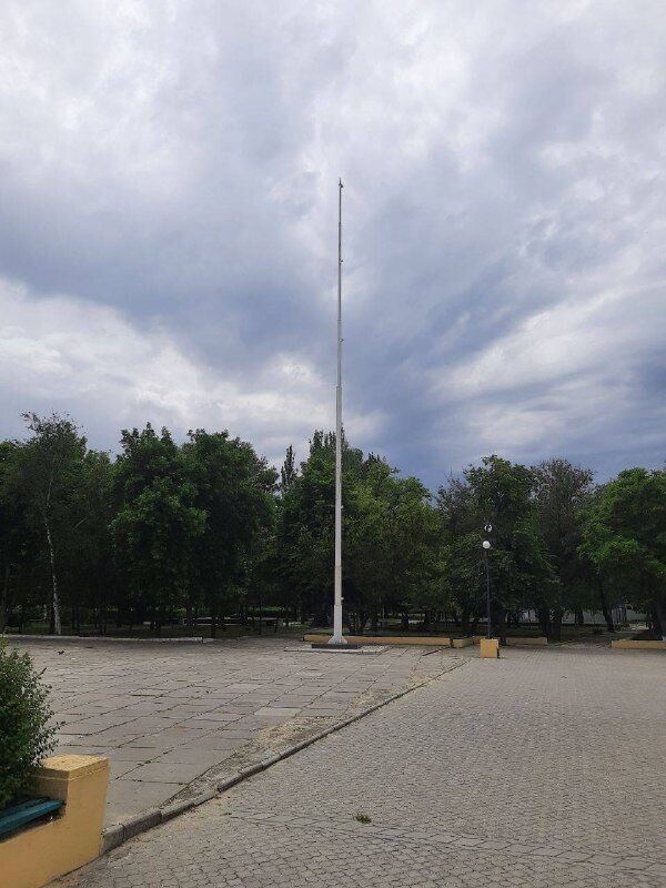 Флагшток, з якого патріоти зняли прапор РФ