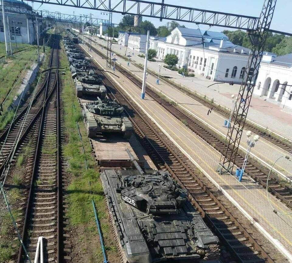 Танки Т-72Б росіян у Мелітополі.