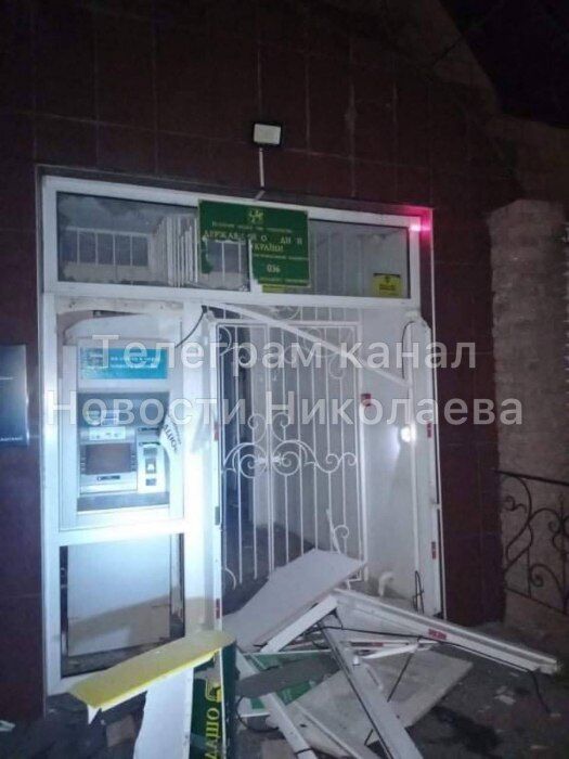 Последствия обстрела, произведенного рашистами среди ночи по Новому Бугу