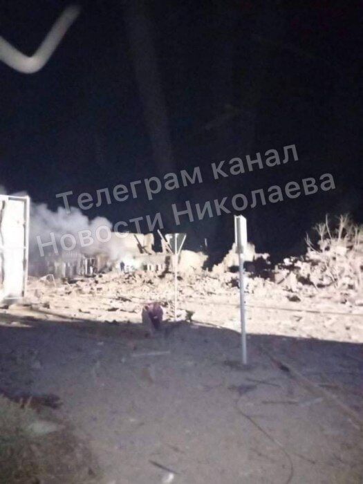 Разрушенные здания и обломки вокруг: появились фото последствий удара РФ по Новому Бугу на Николаевщине