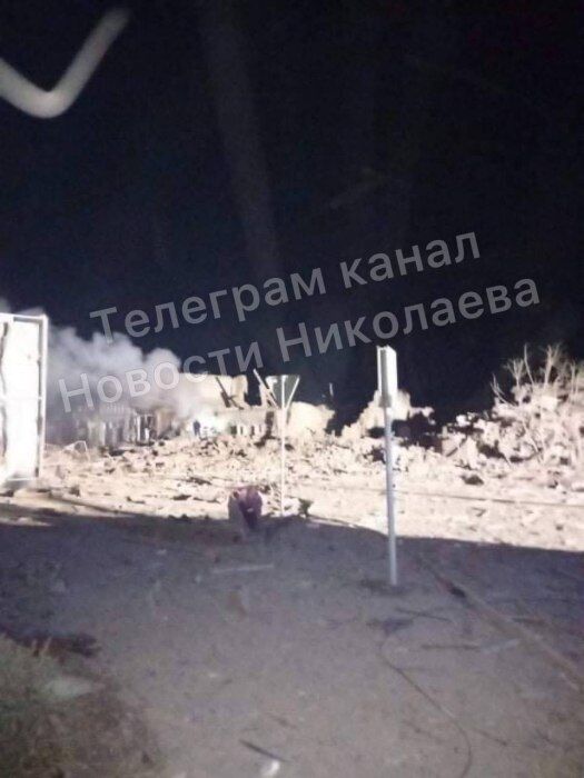 Последствия обстрела, произведенного рашистами среди ночи по Новому Бугу