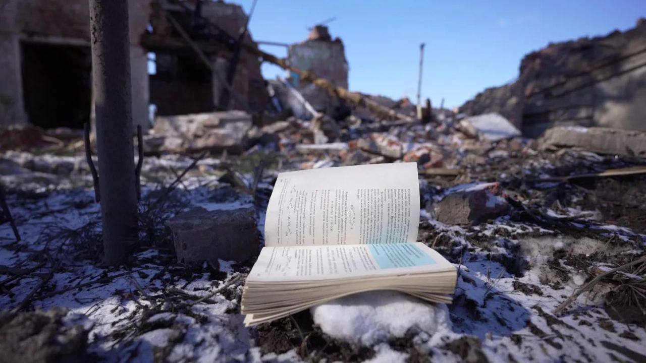 ''Замість останнього дзвоника – звук сирени'': Зеленський показав фото зруйнованих окупантами шкіл в Україні