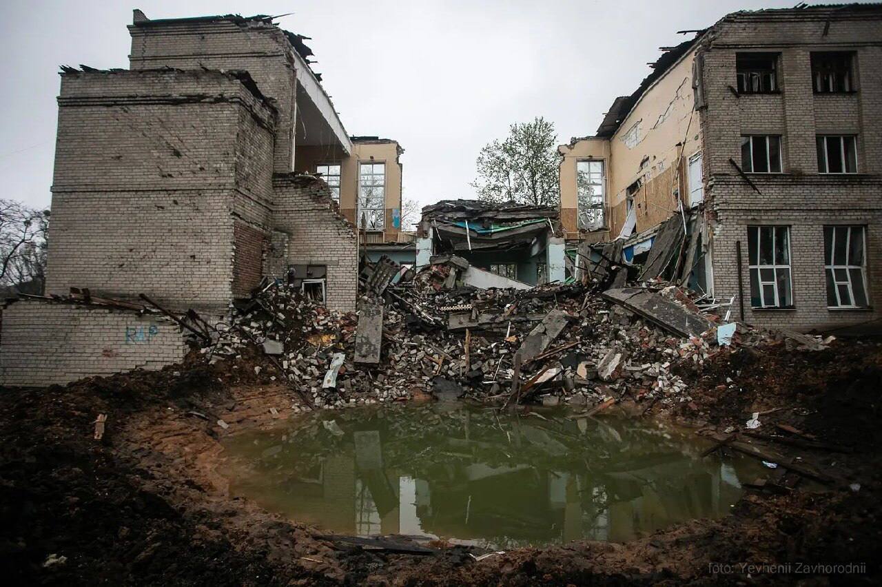 ''Вместо последнего звонка – звук сирены'': Зеленский показал фото разрушенных оккупантами школ в Украине