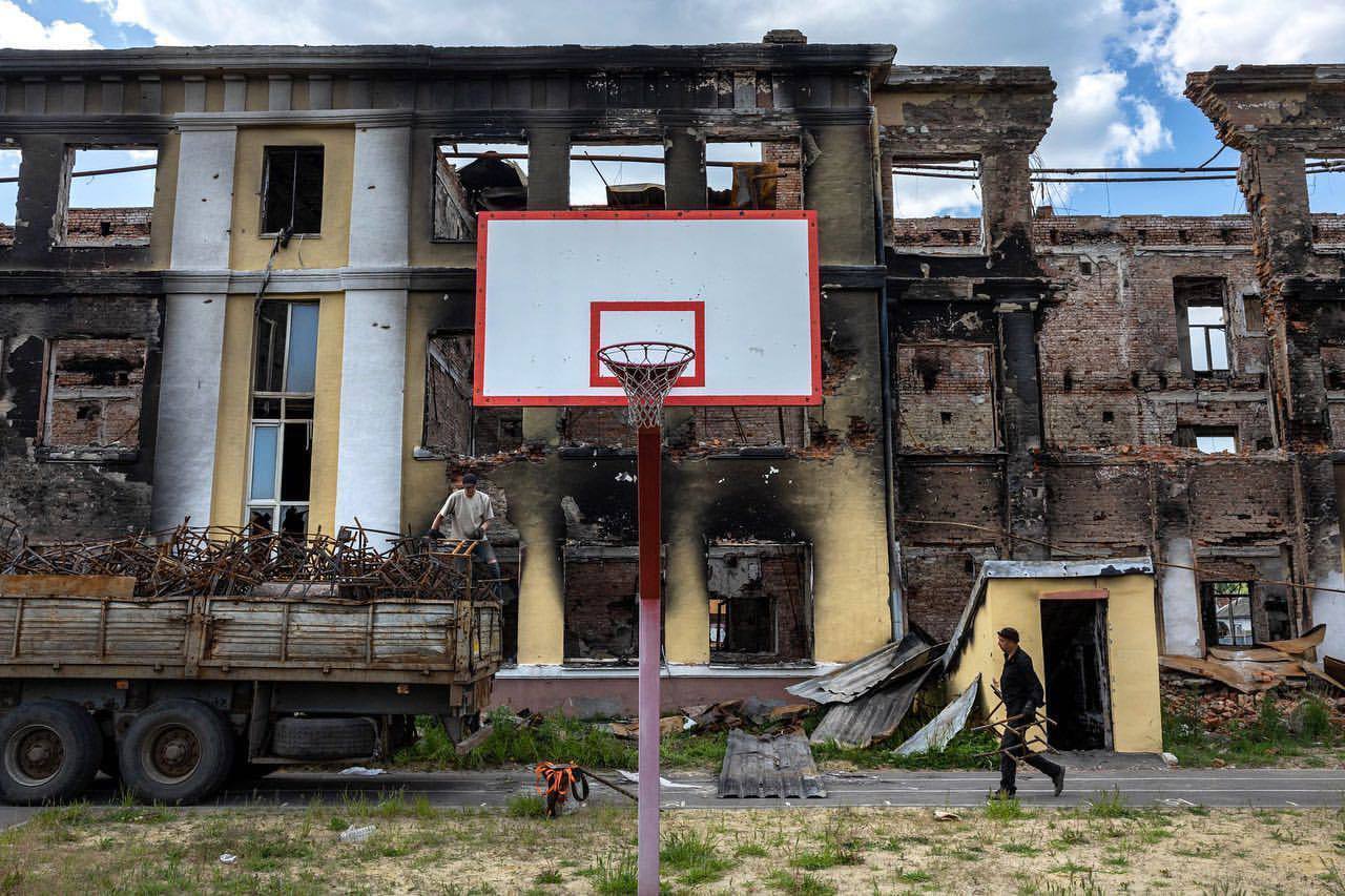 "Замість останнього дзвоника – звук сирени": Зеленський показав фото зруйнованих окупантами шкіл в Україні
