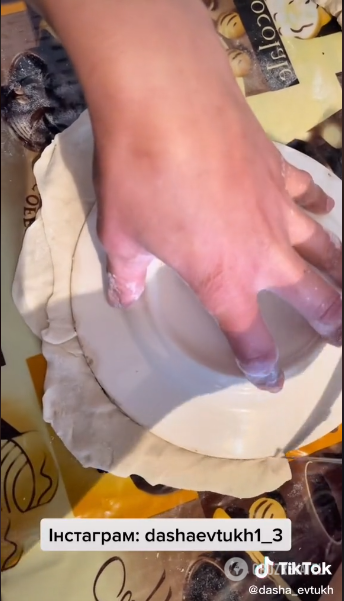 Формирование чебуреков с помощью тарелки