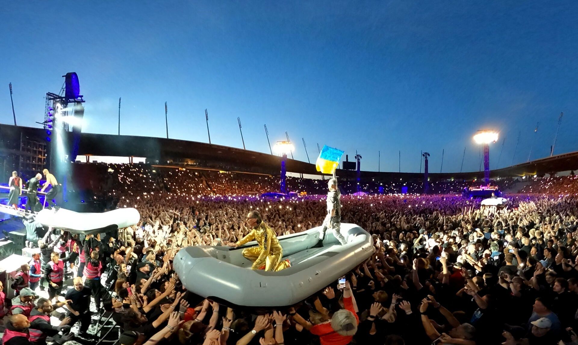 Rammstein на концерте в Цюрихе развернули флаг Украины