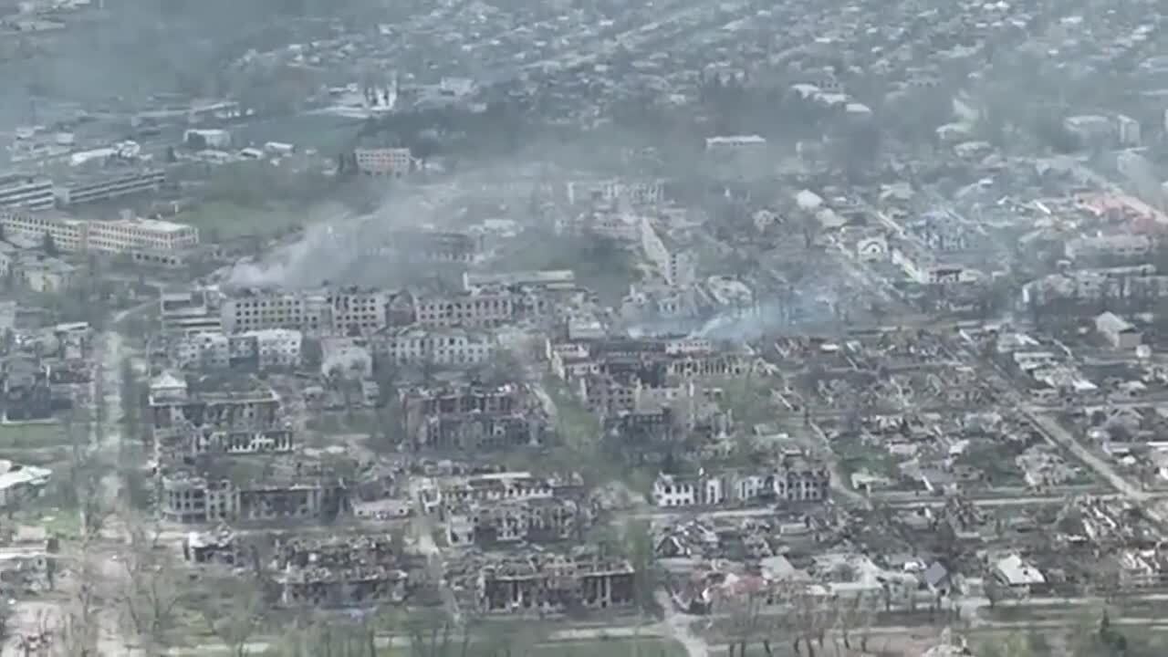 Разбомбленные дома и воронки: как выглядит разрушенное российскими оккупантами Рубежное. Видео с дрона