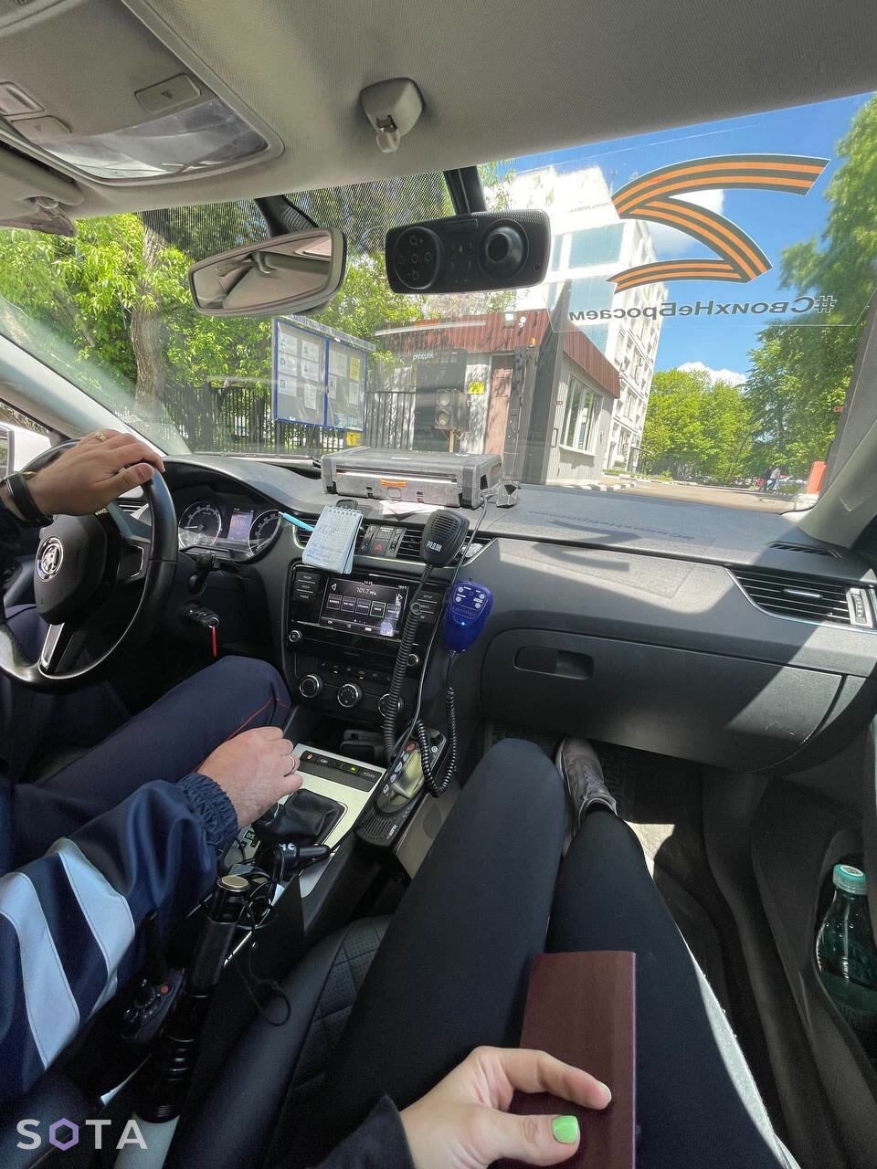 Фото Перовой из полицейского автомобиля