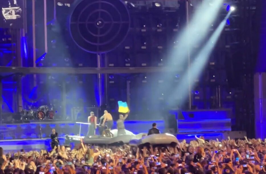 Rammstein на концерті в Цюриху розгорнули прапор України.