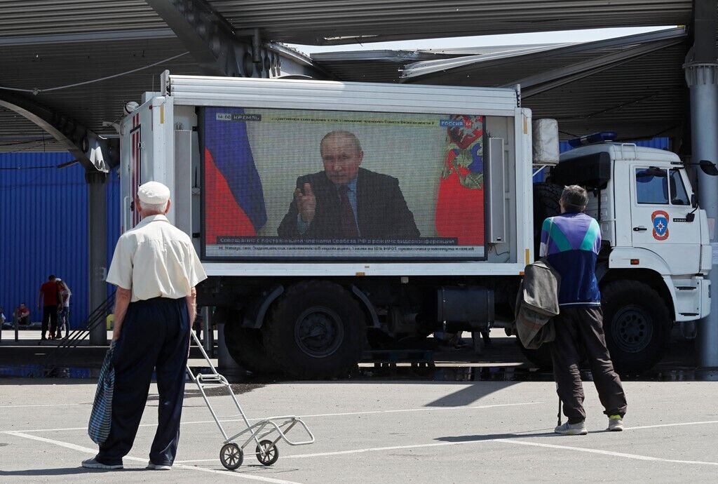Окупанти в розбомбленому Маріуполі транслюють промови Путіна та продовжують депортацію. Головне