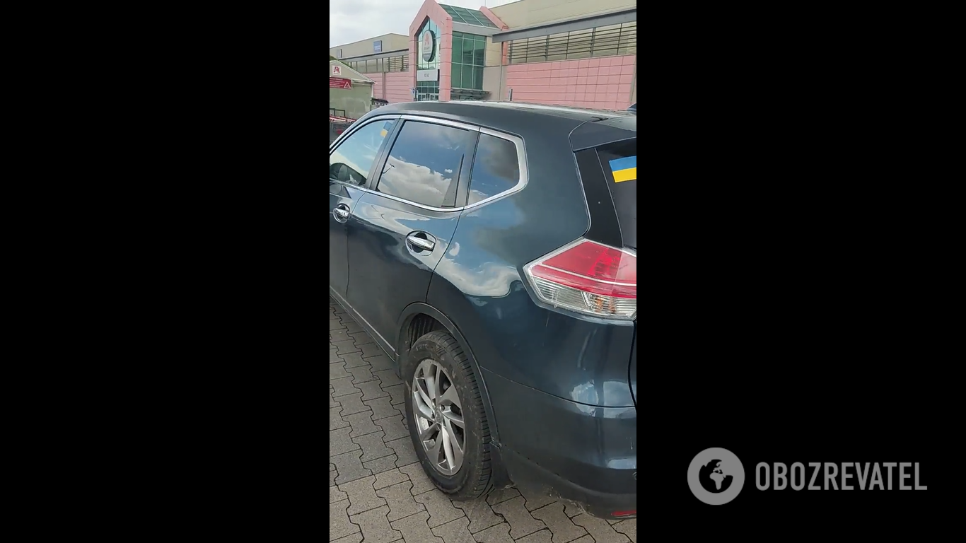 Россияне в Польше заклеивают свой флаг на номерах машин украинским