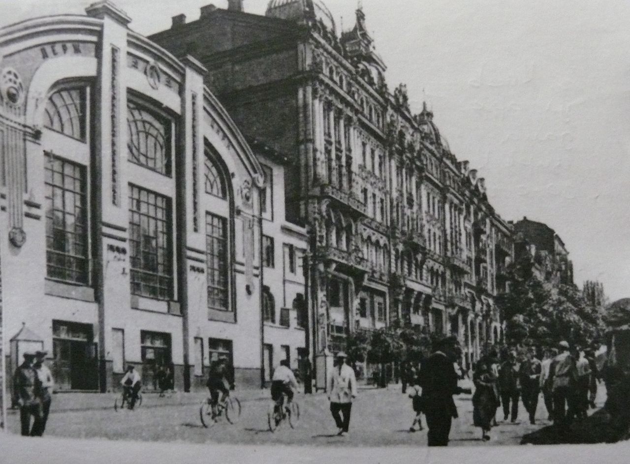 Цирк Петра Крутикова. Фото не позднее 1930 года.