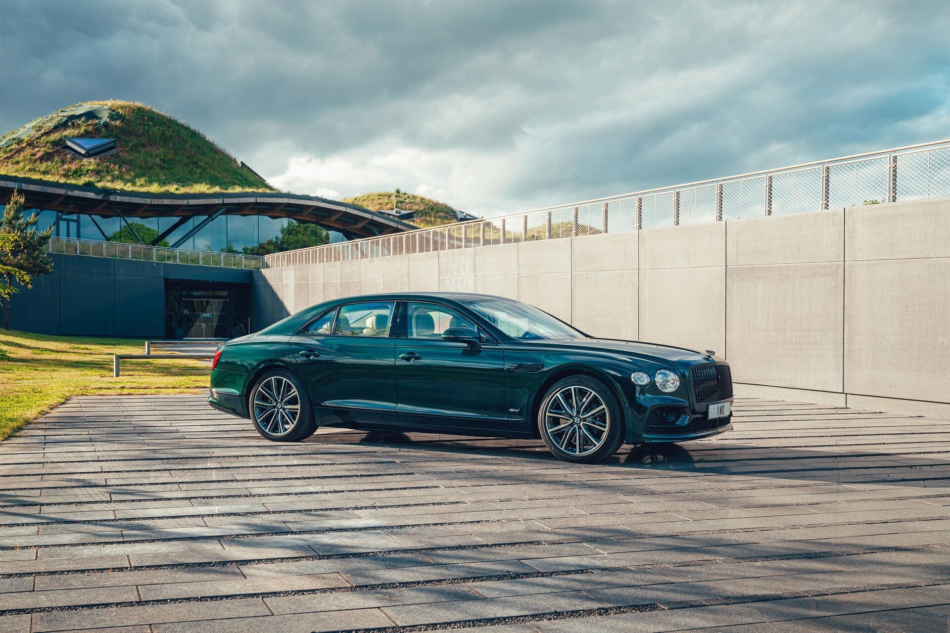 Автомобиль выбрасывает в атмосферу всего 75 г/км CO2, что является абсолютным рекордом для автомобилей марки Bentley