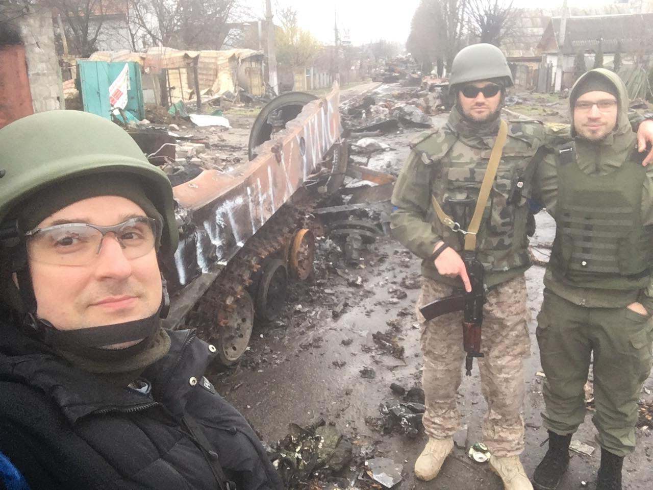 Антон Сененко помогает украинским защитникам.