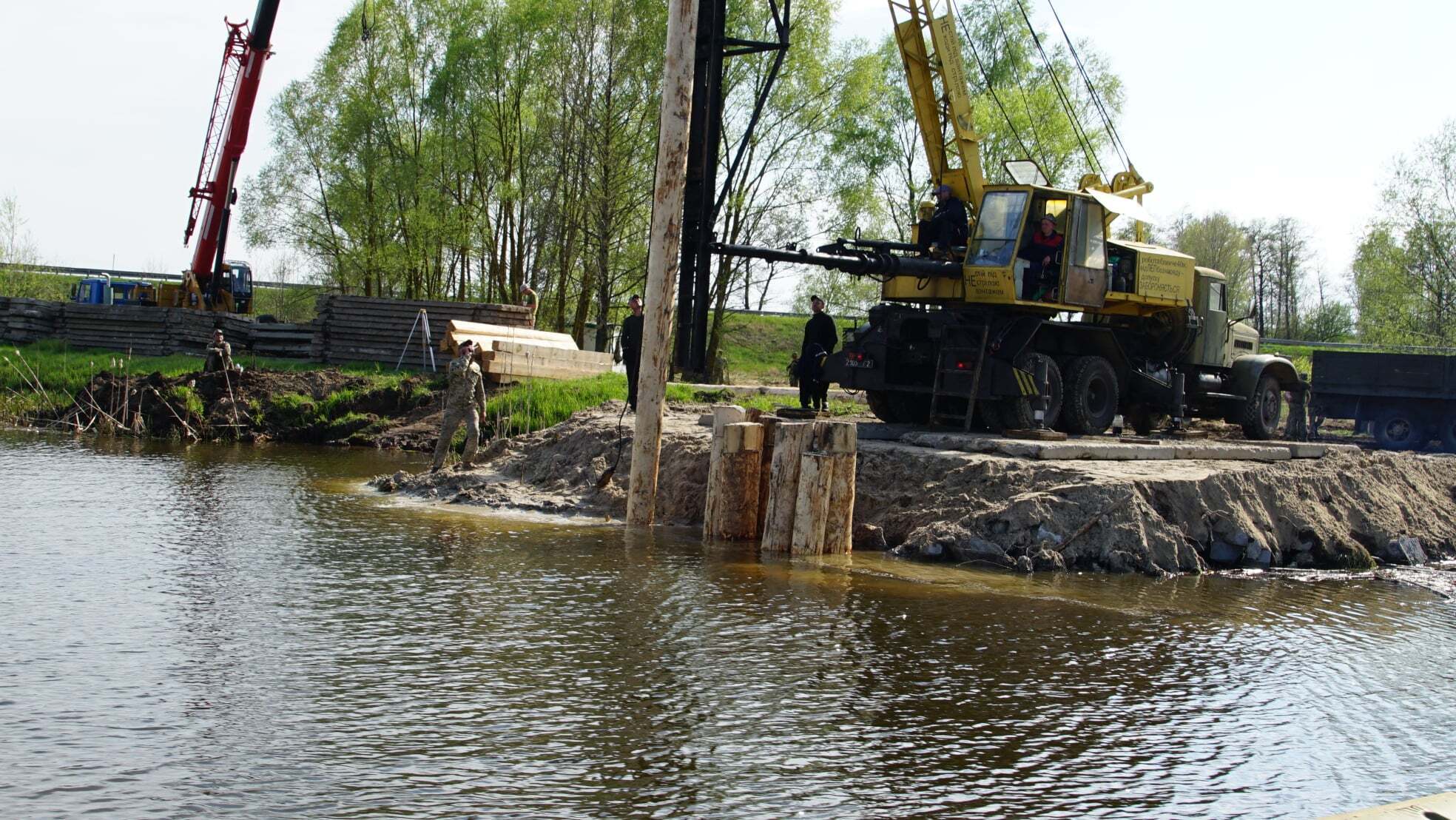В Вышгородском районе приступили к строительству временной переправы.