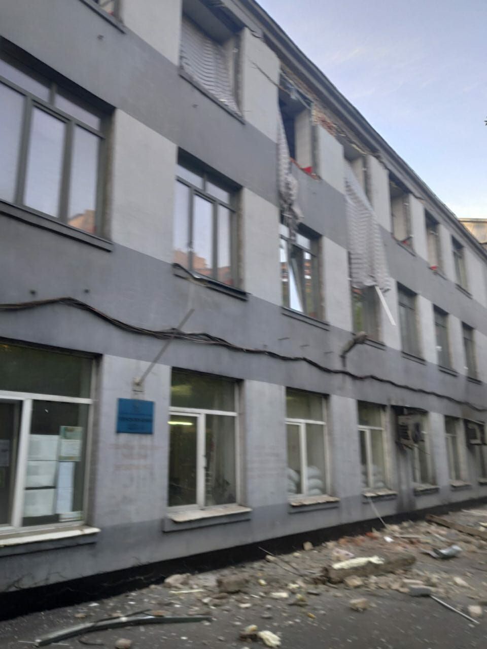 Из-за обстрелов оккупантов повреждена школа в Авдеевке