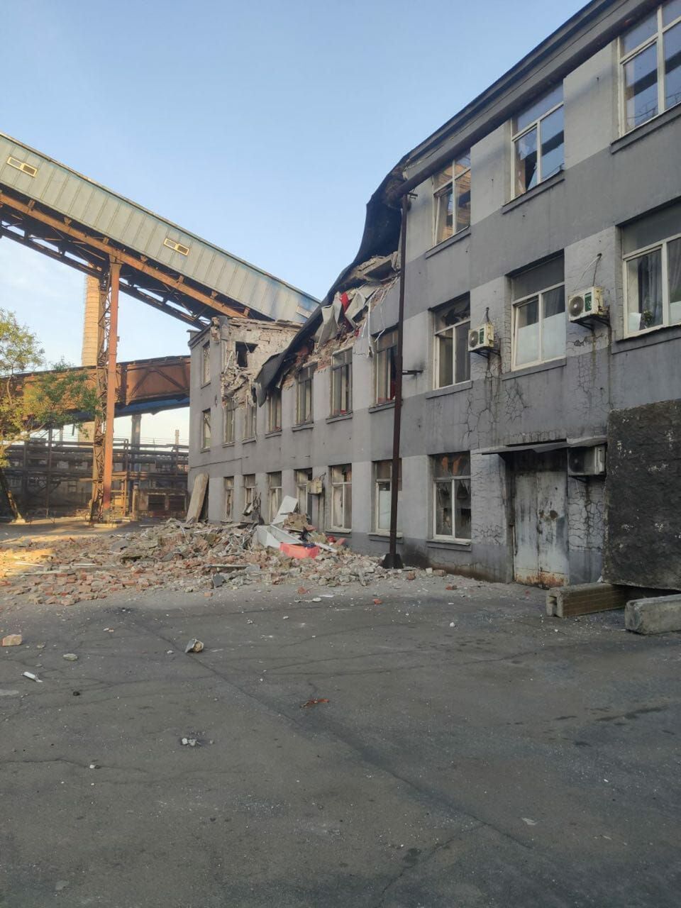 Війська РФ пошкодили завод в Авдіївці