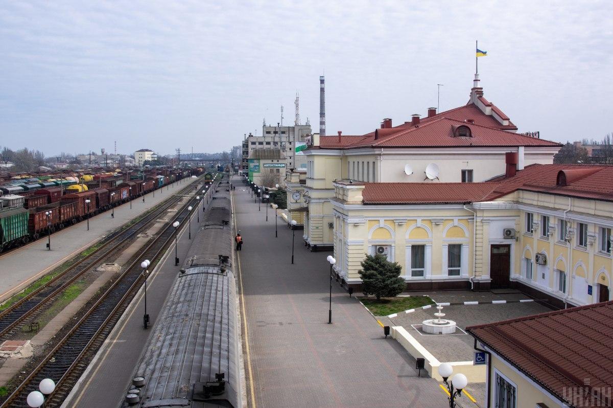 Нещодавно український прапор майорів і над залізничним вокзалом Херсона.