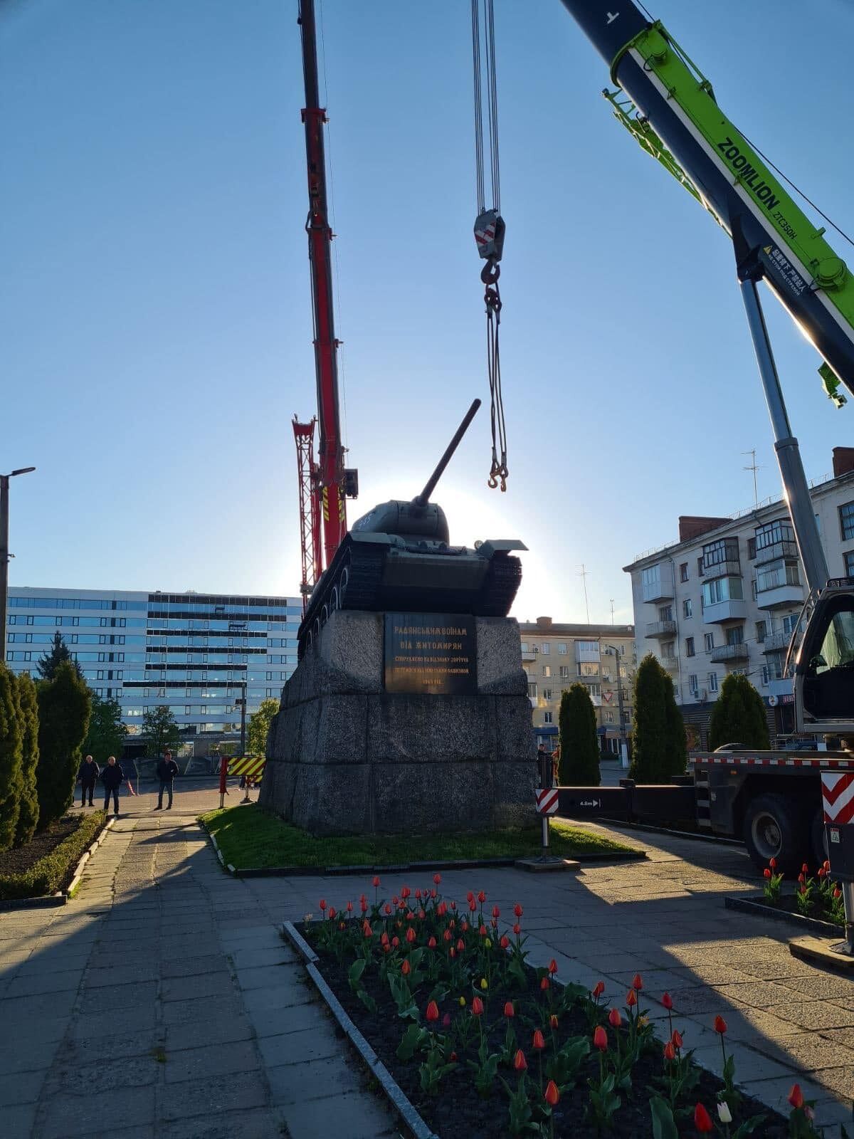 Пам’ятник-танк Т-34-85 прибрали з площі Перемоги в Житомирі