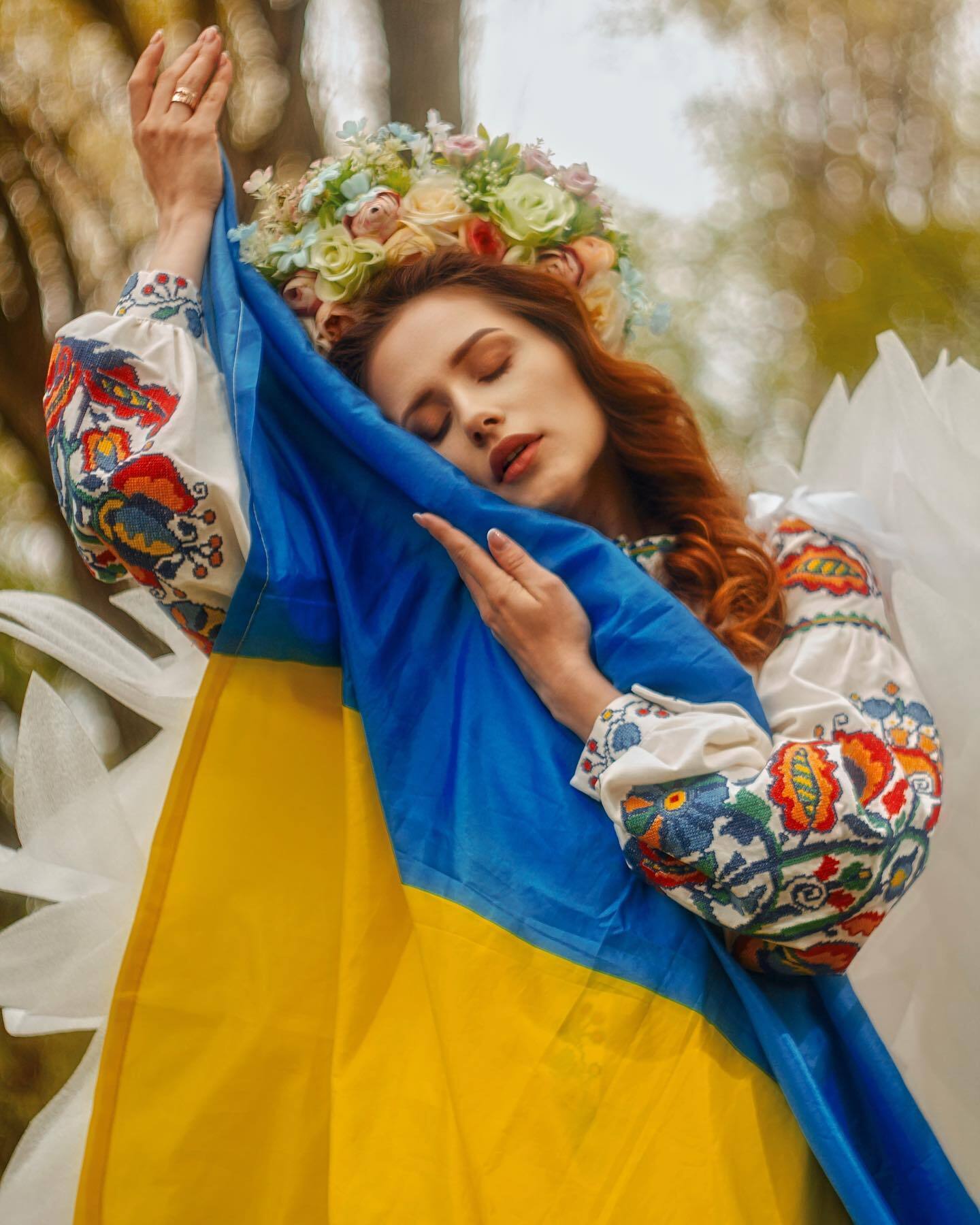 Актриса считает, что война в Украине стала следствием безразличия людей.