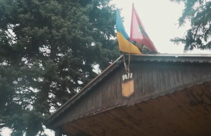 Над Руською Лозовою підняли український прапор.