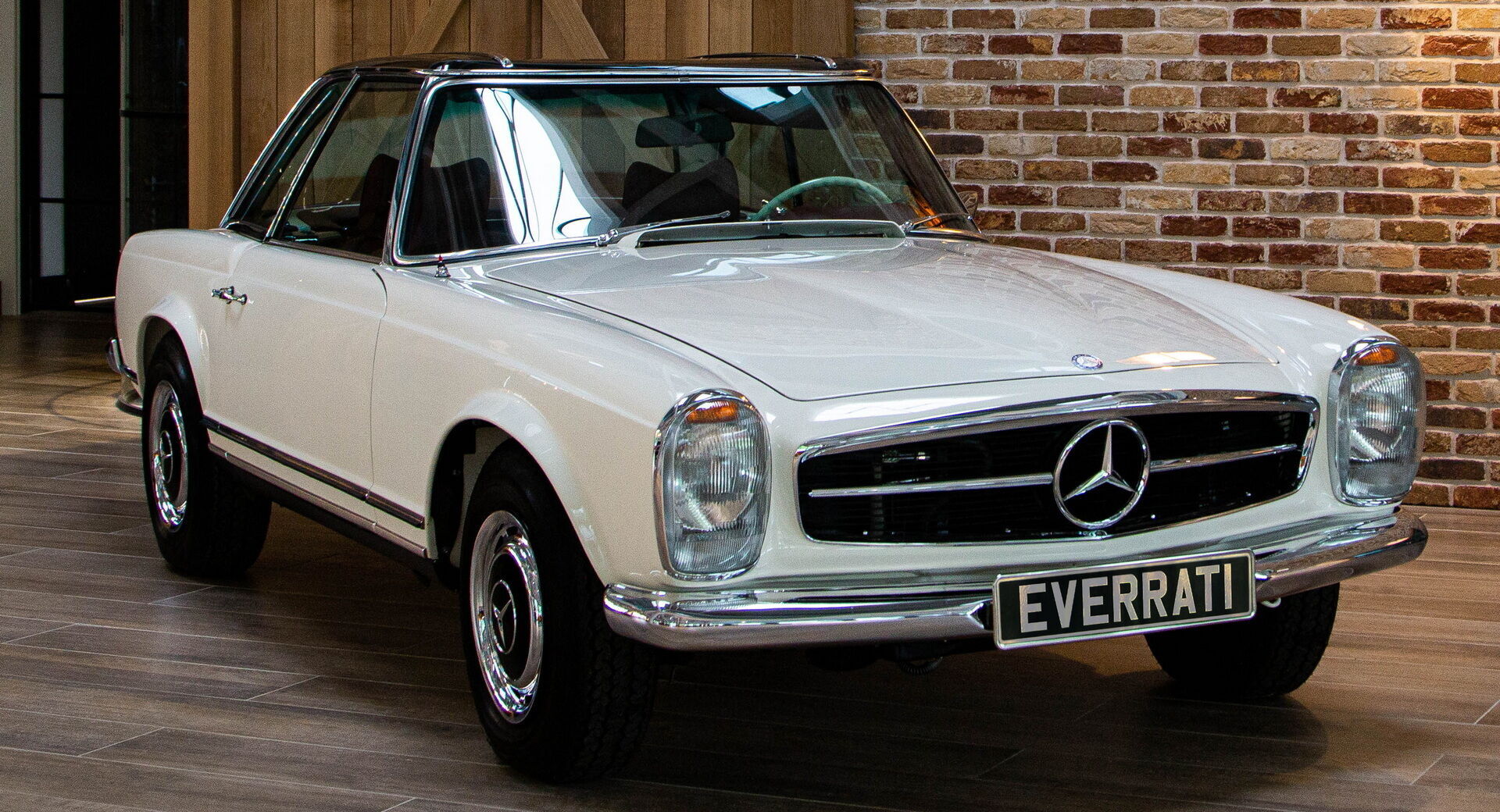 Мастера Everrati cовместно с коллегами из Hilton & Moss превратили Mercedes-Benz SL "Pagoda" в электромобиль