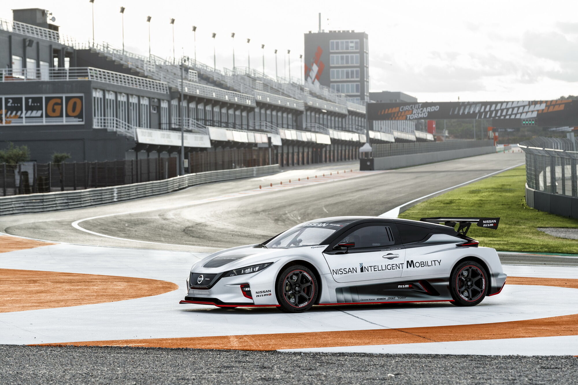 Повністю електричний споркар Nissan Leaf RC створено спеціалістами підрозділу Nismo