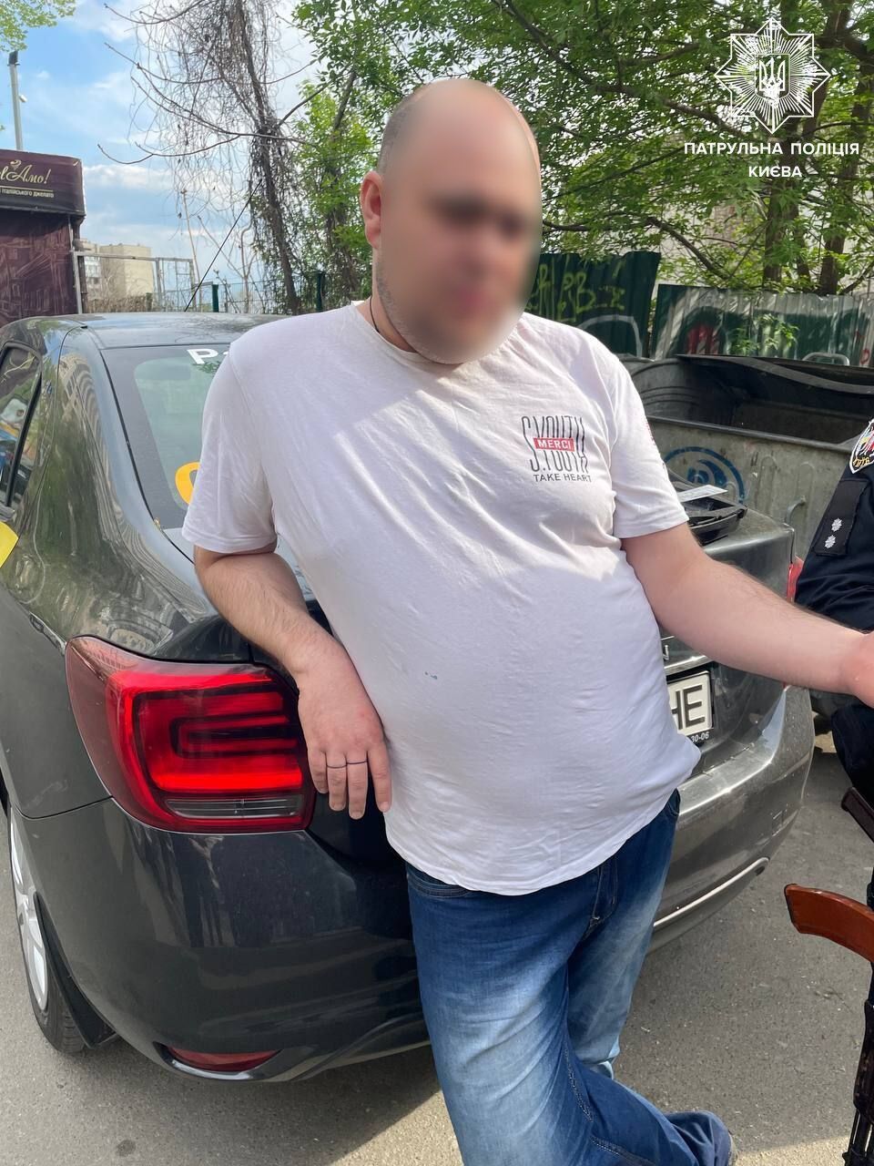В Киеве водитель протаранил легковушку и скрылся: в крови обнаружили более 5 промилле алкоголя. Фото