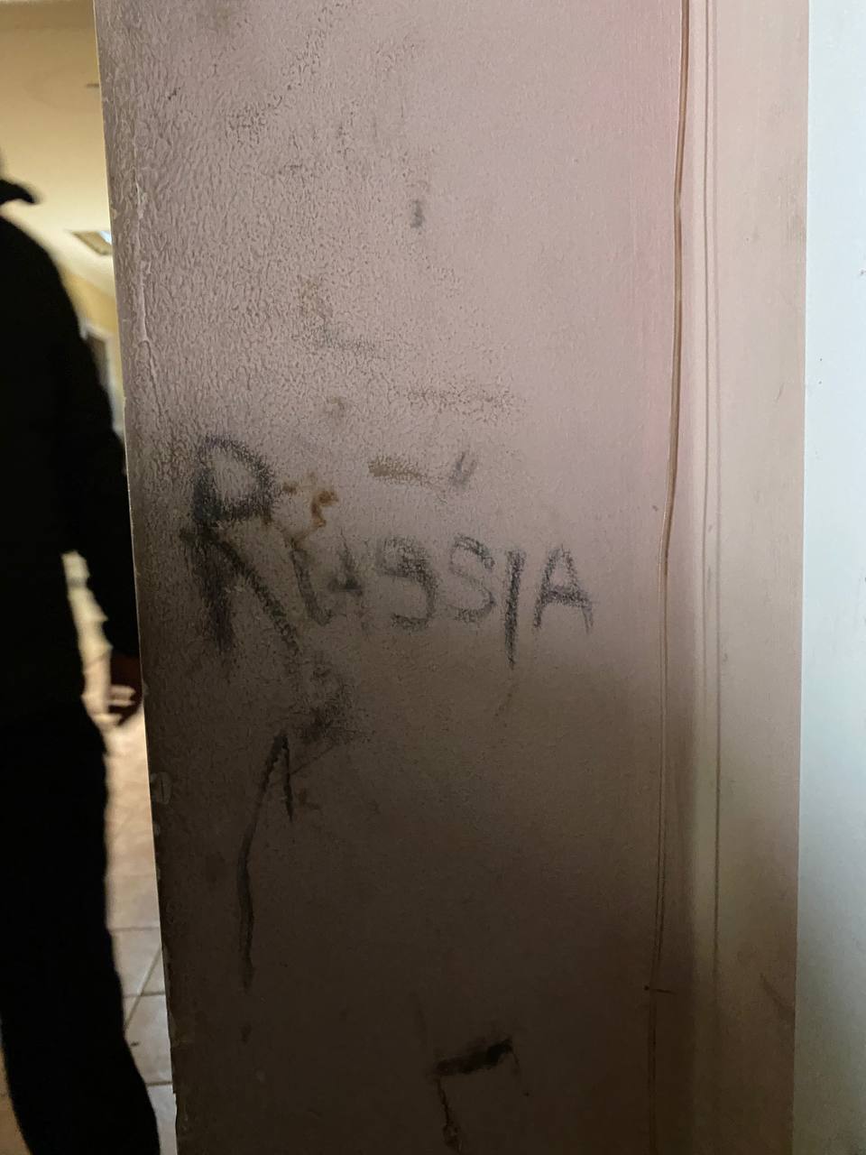 Рашисты оставили надписи на стенах